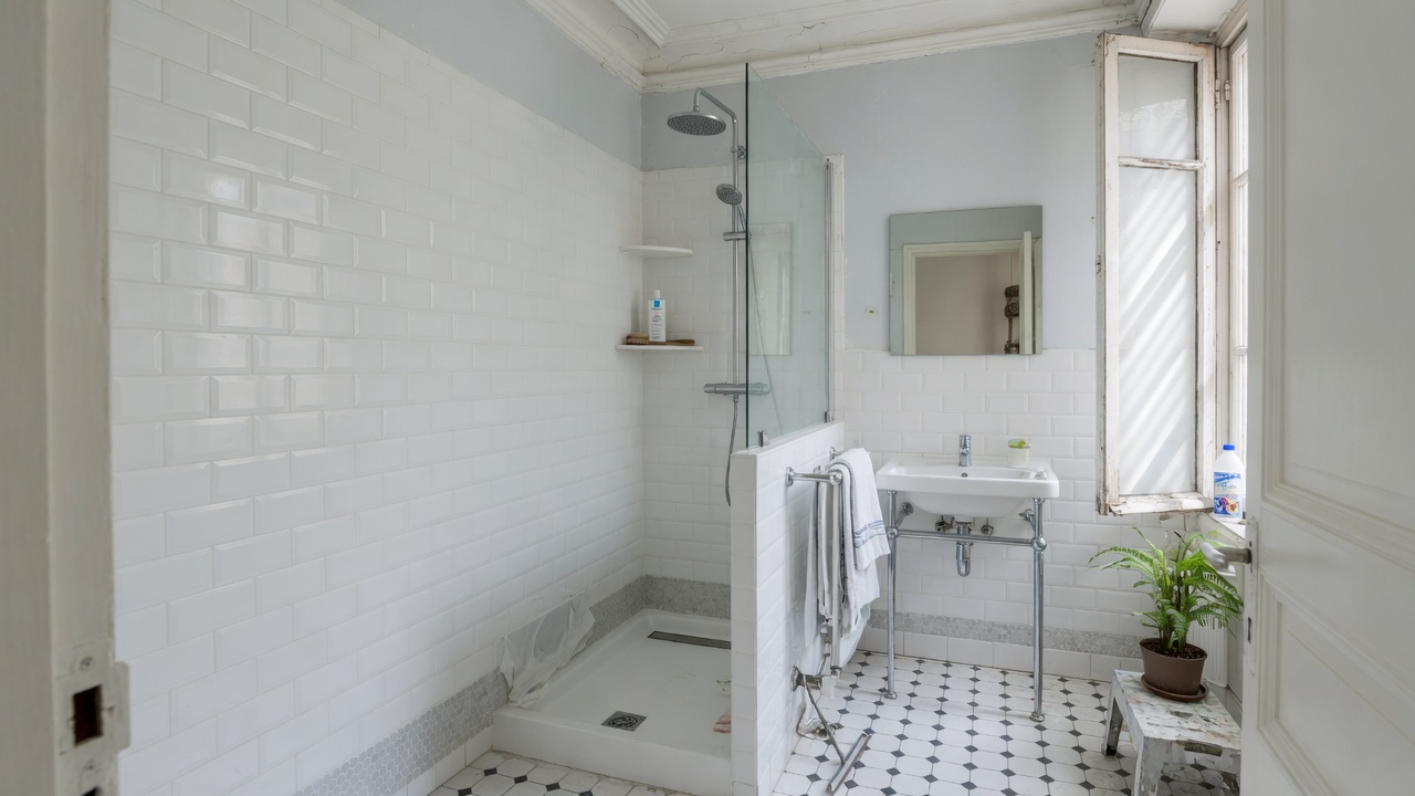 Salle de bain rénovée, douche et faïence soignées
