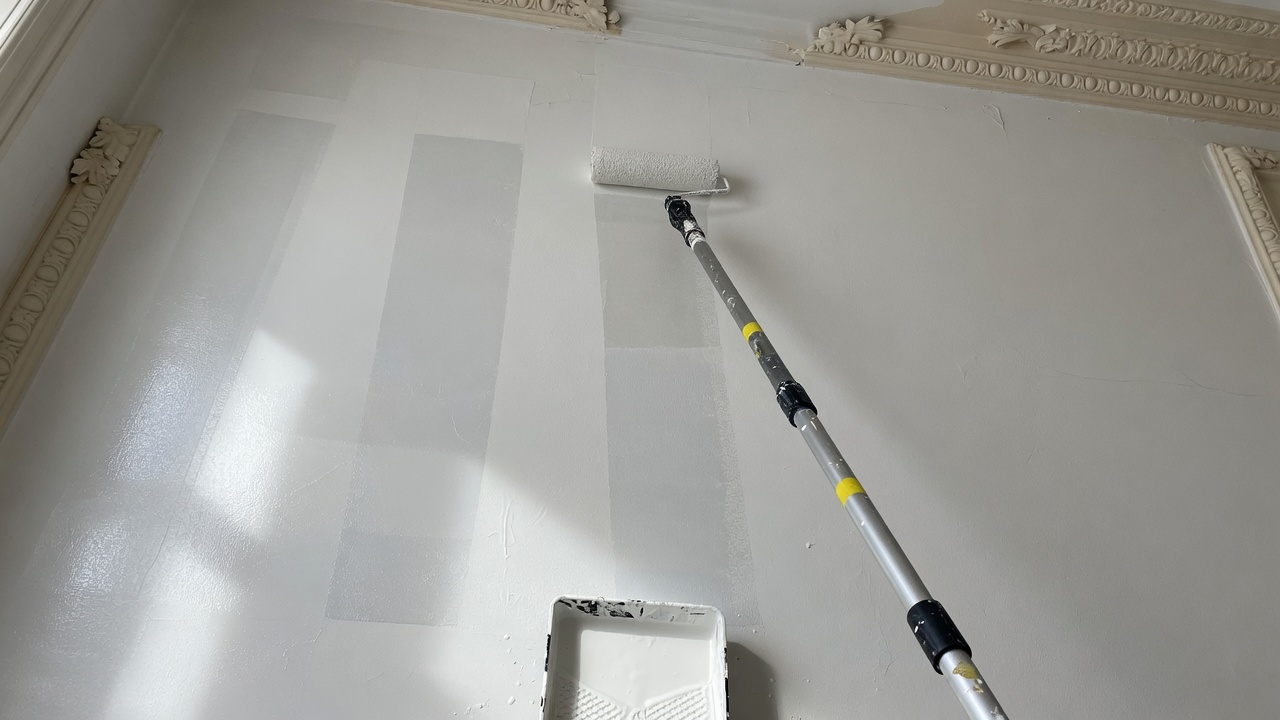 Peindre un plafond sans traces en DIY